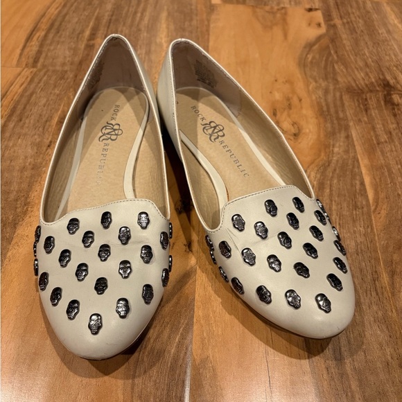 Rock & Republic Cream with Silver Skull Accents Slip on Flats Shoes Size 8.5 - Picture 1 of 10